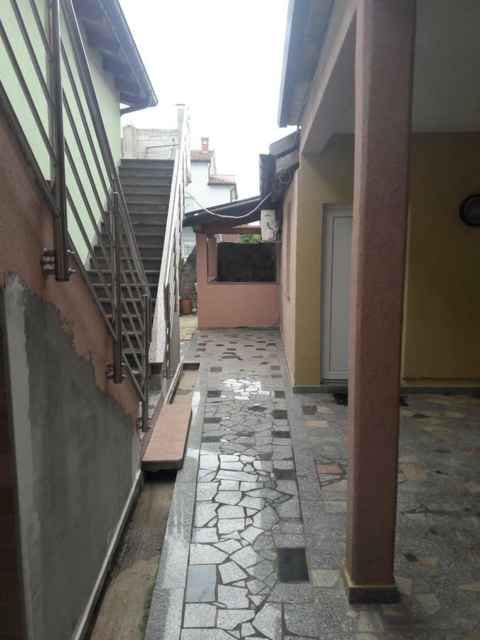 V Apartment *