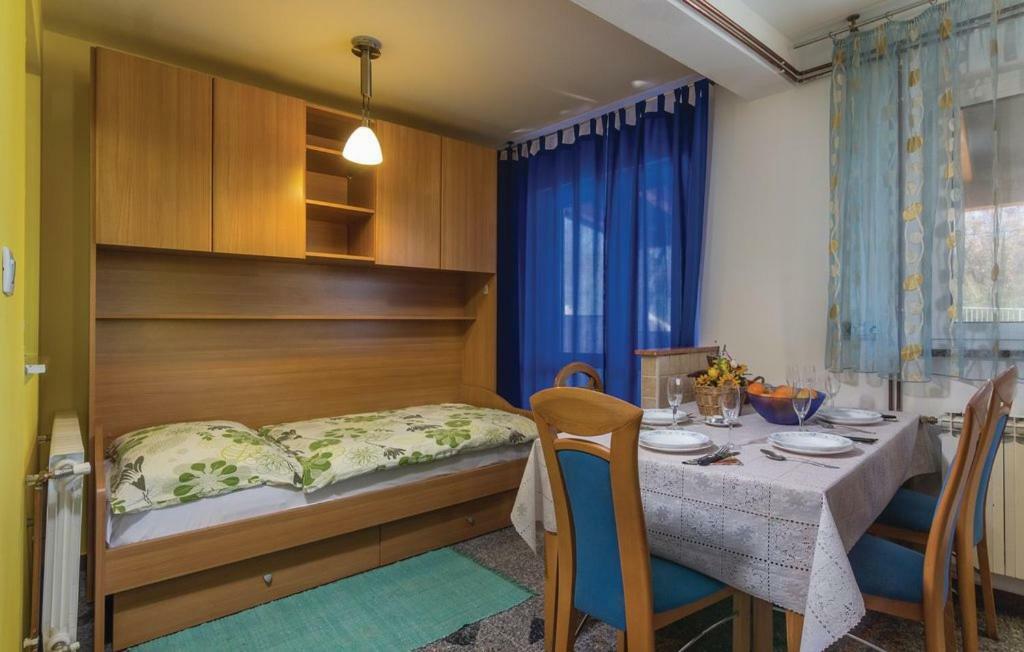 Apartment V *
